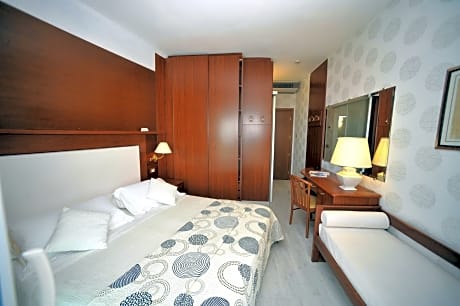 Double or Twin Room with Balcony and Lateral Sea View