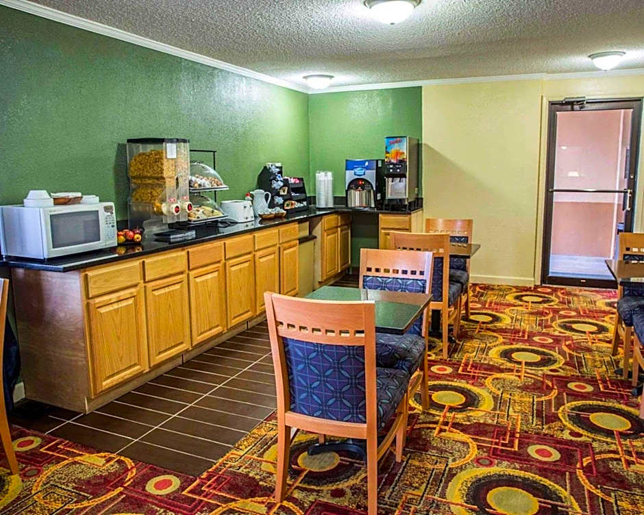 Rodeway Inn & Suites Plymouth Hwy 64