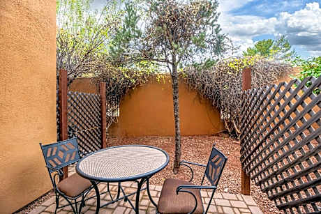 Deluxe King Suite with Patio and Whirlpool Bath - Non-Smoking