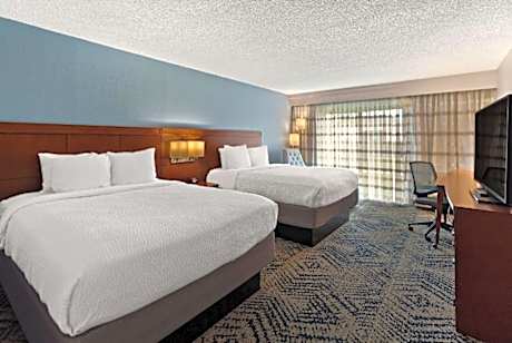 2 Queen Beds Non-Smoking Microwave And Mini-Refrigerator Full Breakfast