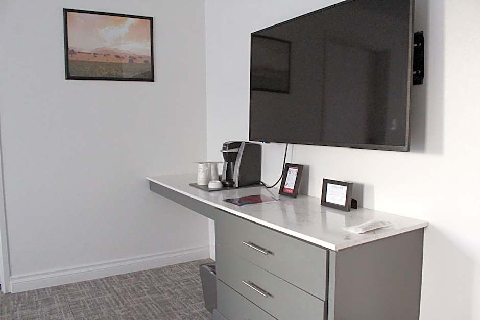 Vinland Hotel and Lounge