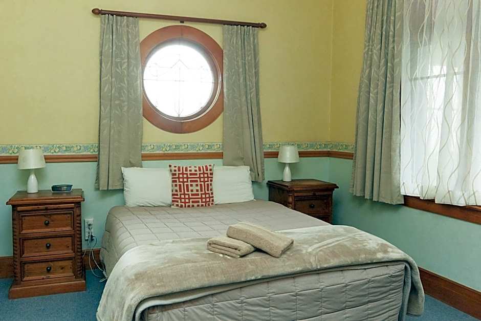 Admiral Court Motel & Apartments