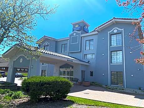 Days Inn & Suites by Wyndham Arlington Heights