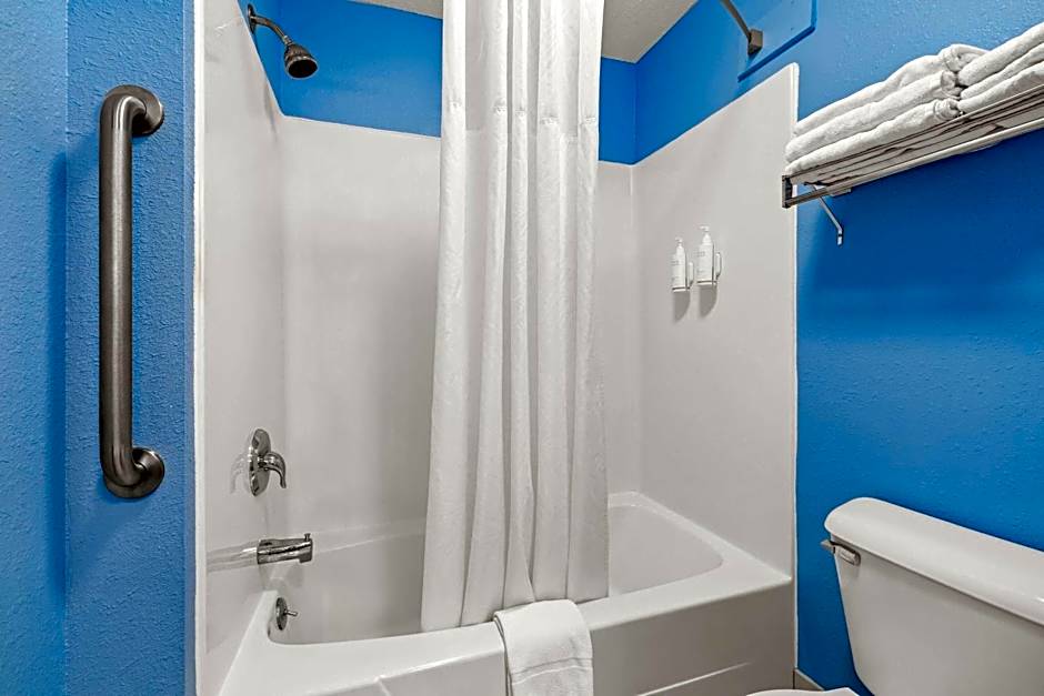 Super 8 by Wyndham Osseo WI