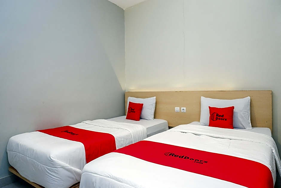 RedDoorz near Stasiun Batang