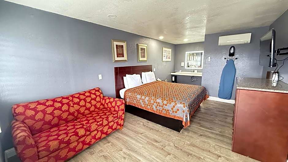 Fireside Inn By The Beach Boardwalk & Bowling