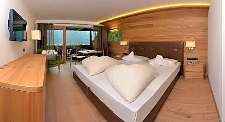 Double Room(1 Double Bed and 1 Twin Bed)