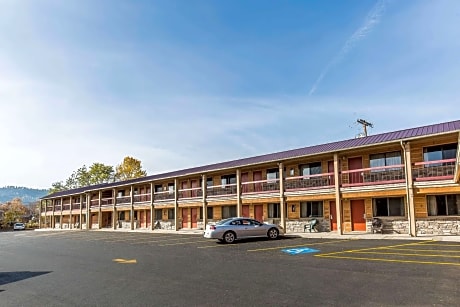 Econo Lodge Inn & Suites Kalispell - Glacier National Park Gateway