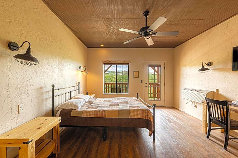 -Pet Friendly- Miners Cabin #5 -Two Double Beds - Private Balcony