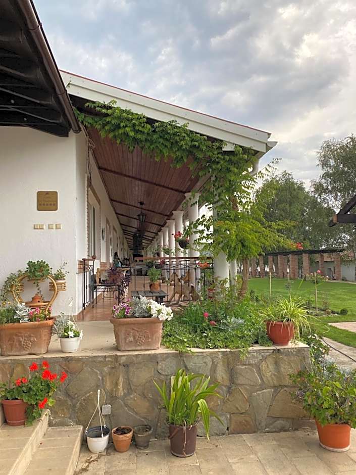 Country Club La Mesteceni