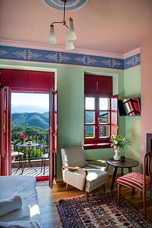 Deluxe Double or Twin Room with Mountain View