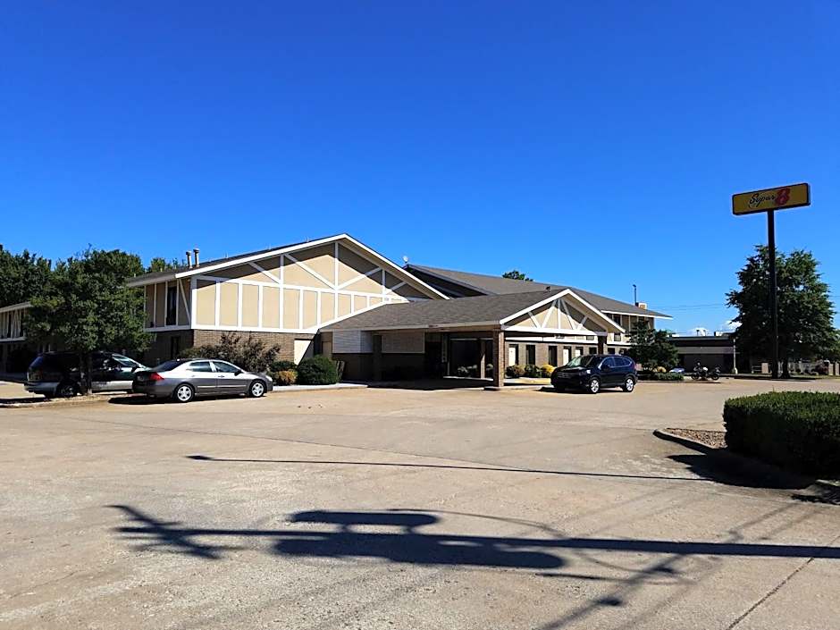 Super 8 by Wyndham Bentonville