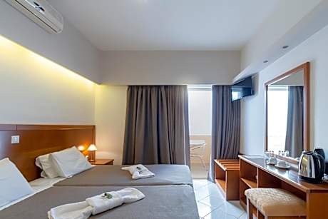 Family Room (2 Adults + 2 Children)