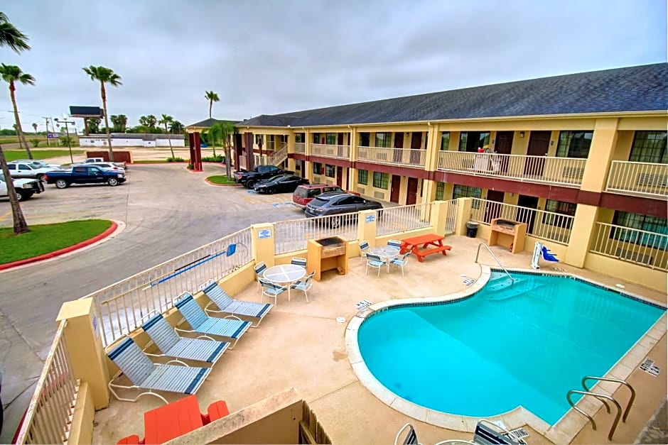 Deluxe Inn and Suites