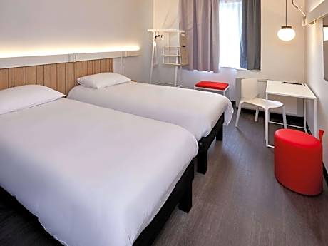 Standard Room With 2 Single Beds, View Of Inner Courtyard