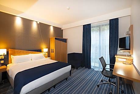 1 Queen Bed Accessible