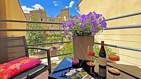 L'AMARILYS chambre d'hôte au coeur du village, terrasse avec vue sur le château