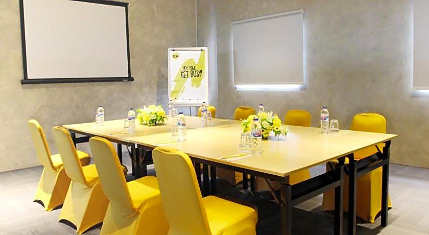 Yello Hotel Jemursari