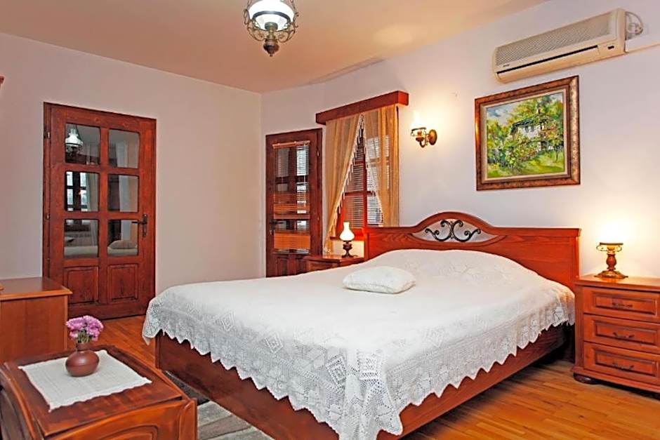 Family Hotel and Restaurant Varosha 2003