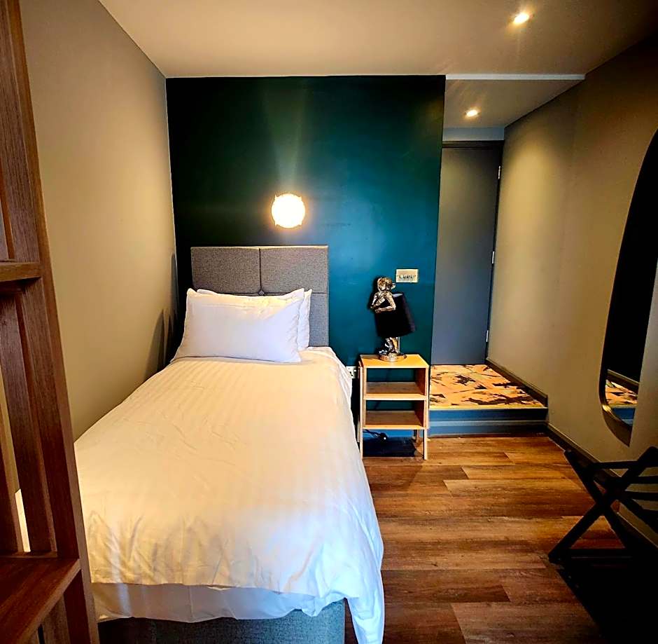 Pinnacle Suites Hotel