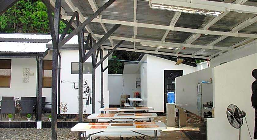 RedDoorz @ Western Highway Lodge Hotel