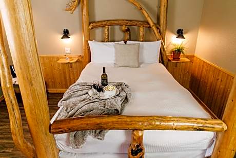 Deluxe Queen Suite