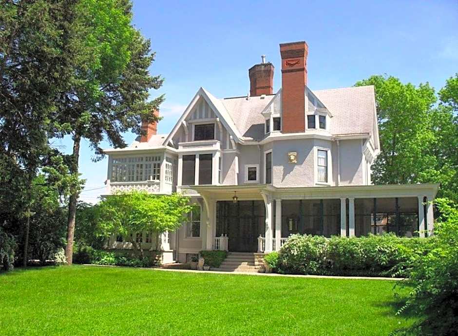 Alexander Mansion  Bed and Breakfast