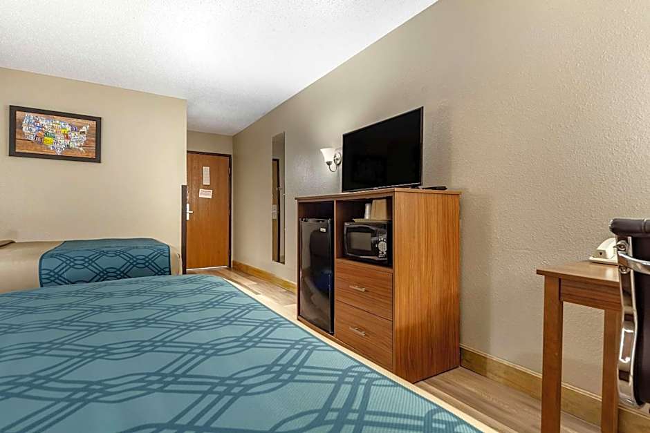 Econo Lodge Hays I-70