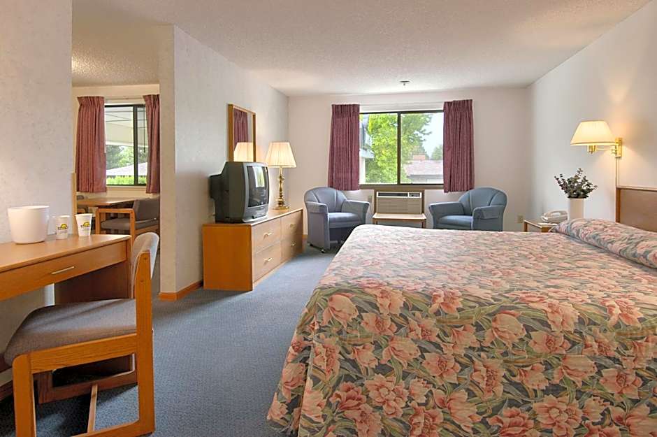 Photo 1 of 6 of 3 Queen Beds Suite