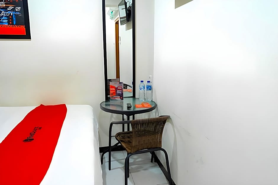 RedDoorz near Setrasari Mall 4