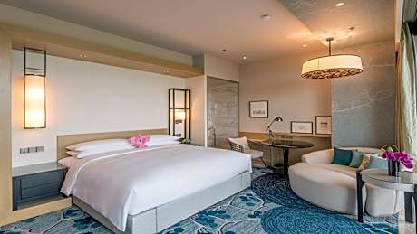 Deluxe Lake View King Room