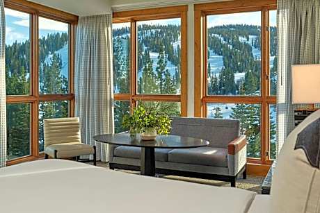 Mountain View Corner King, Larger Guest room, 1 King, Mountain view, Corner room, Balcony