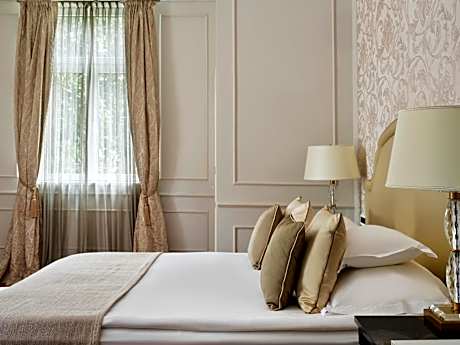 Deluxe Room with Balcony and Park View