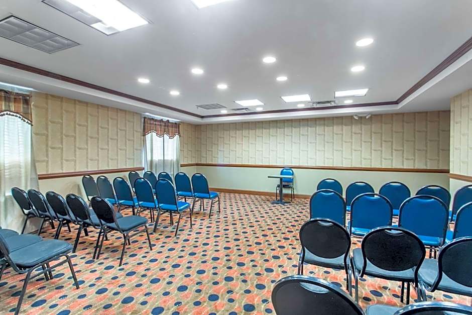 Days Inn & Suites by Wyndham Fort Pierce I-95