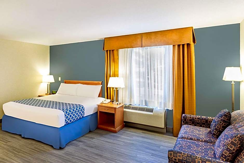 Econo Lodge Inn & Suites University