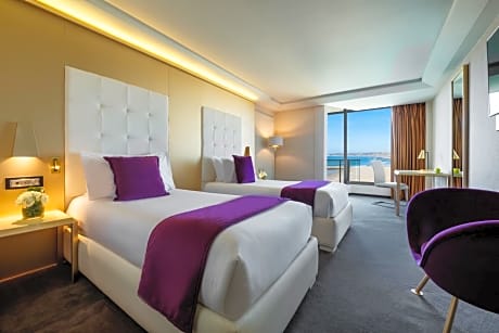 Executive Twin Room with Partial Sea View