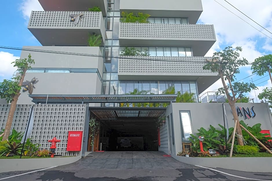 Sans Hotel RG Living Jogja by RedDoorz