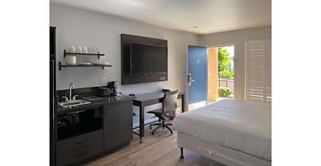 1 King Bed | Mobil Acc RI Shwr Nsmk Kitchen