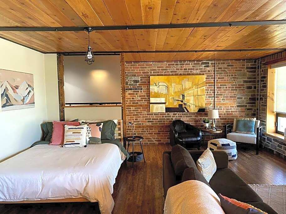 Cozy downtown studio getaway