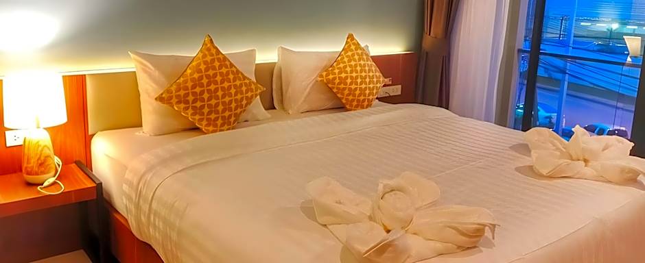 Louis' Runway View Hotel