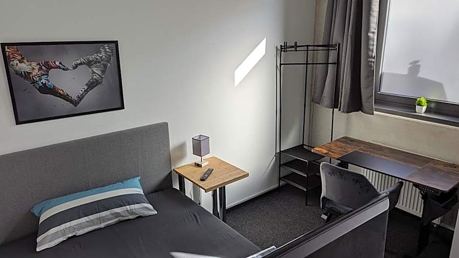 BUSINESS-MOTEL free WiFi & massage, air-con, XXL-Parking, Wallbox, Smart TV, Video-Security