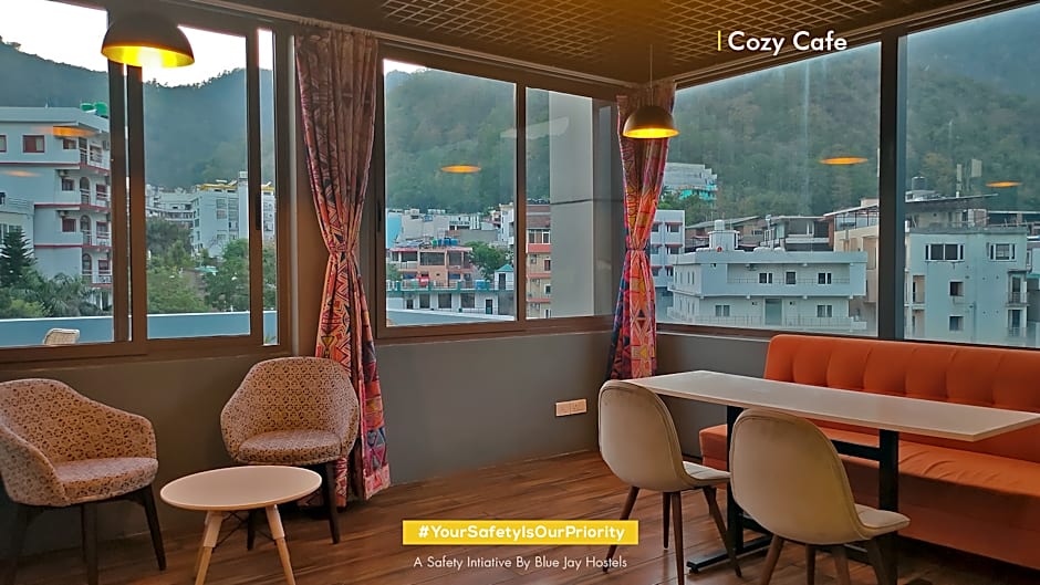 The Blue Jay Hostel - Dorms & Rooms Hotel