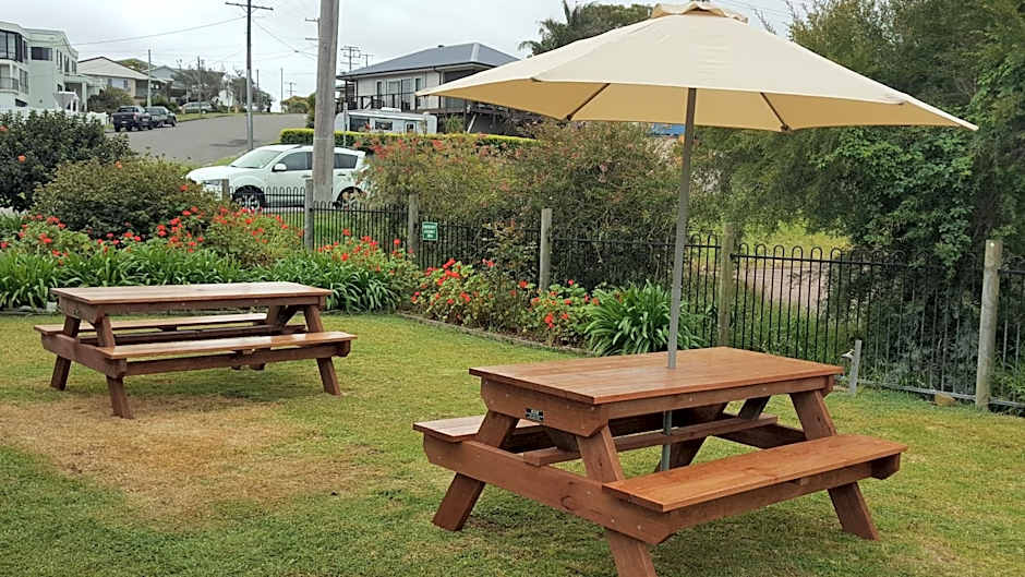 Hibiscus Lakeside Motel