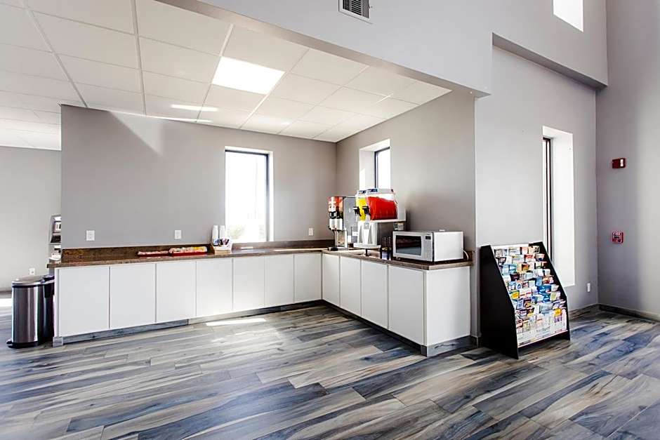 Econo Lodge Inn & Suites