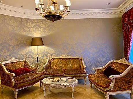 Deluxe Suite with Spa and Lounge Access