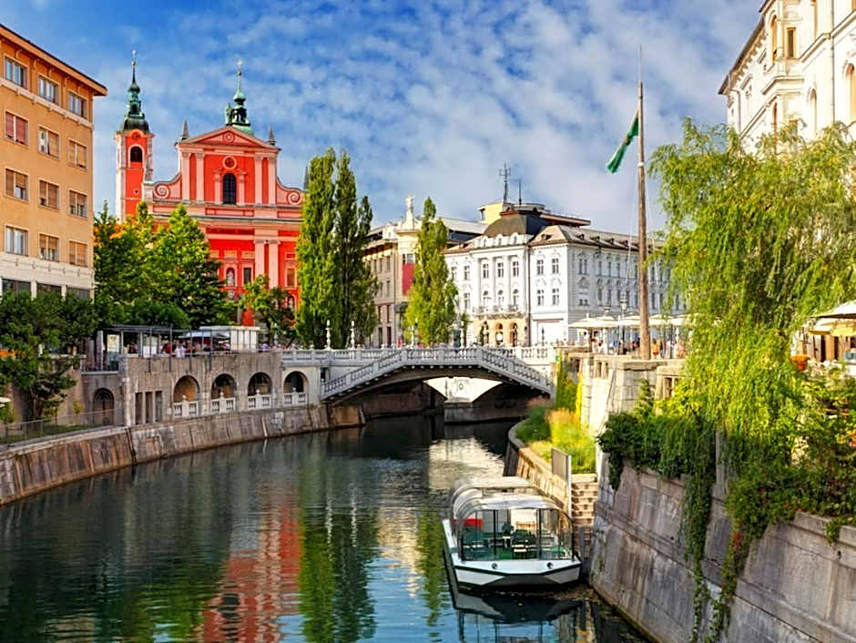 Fully equipped SIX BEDROOM HOUSE 15 kilometers from LAKE BLED - with a terrace, garden, playground, and parking