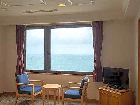 Family Room with Tatami Area and Sea View