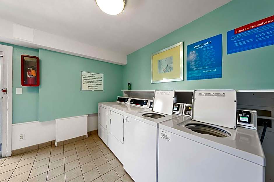 Best Western Plus Holiday Sands Inn & Suites