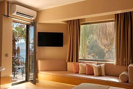 Deluxe Double Room with Side Sea View
