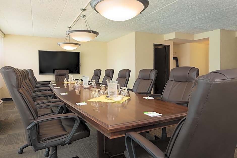 Holiday Inn and Suites Charleston West By IHG